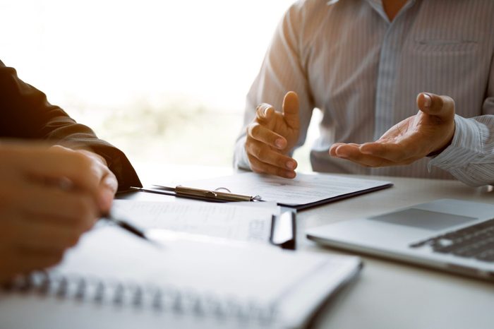 Signature d'un acte notarié pour l'achat d'un bien immobilier neuf